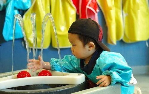 宝宝玩水吃瓜的视频,瓜果盛宴萌态十足