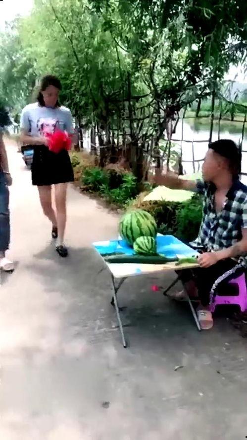 顺平某乐园吃瓜事件视频,一场引发热议的美食风波