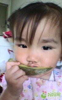 婴儿吃哈密瓜视频,甜蜜滋味，快乐成长瞬间