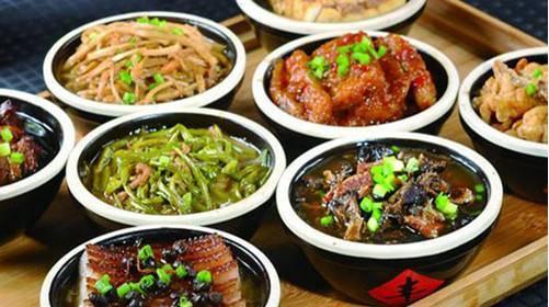 二蛋妈八大碗吃瓜视频,揭秘农村美食背后的故事