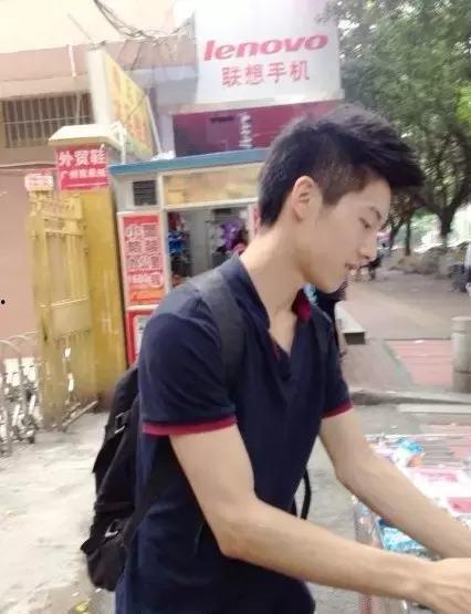 帅哥地摊吃瓜视频下载安装,帅哥挑战网红吃瓜，下载安装体验记
