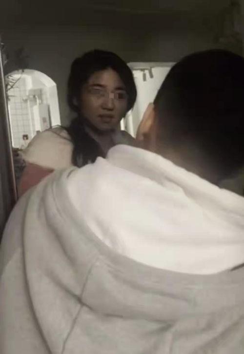 帅哥地摊吃瓜视频下载安装,帅哥挑战网红吃瓜，下载安装体验记