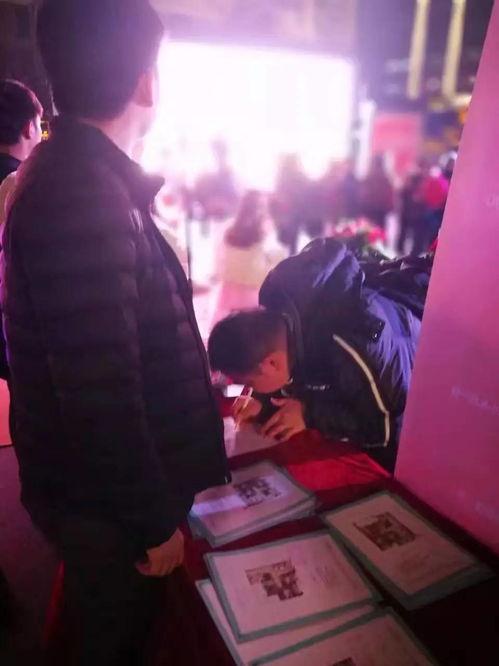 帅哥地摊吃瓜视频下载安装,帅哥挑战网红吃瓜，下载安装体验记