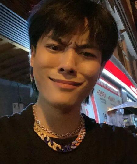 小杨哥给徒弟吃瓜视频,徒弟共享甜蜜时光