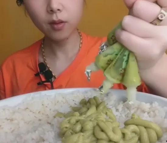 康县女子吃瓜视频曝光,揭秘背后真相