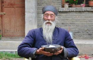 老太太吃瓜篓子视频,老太太的悠闲生活剪影