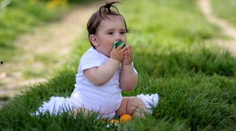 一岁宝宝吃瓜视频,萌态十足萌化人心