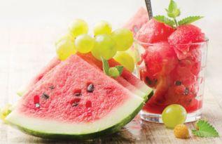 一岁宝宝吃瓜视频,萌态十足萌化人心