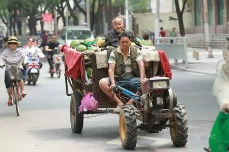 摆摊吃瓜视频,摆摊吃瓜，揭秘市井百态