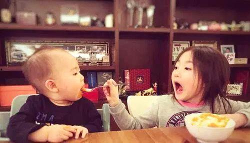 姐弟吃瓜吵架视频播放下载,火爆视频播放下载背后的热议