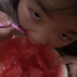 4个月小孩吃瓜视频,四个月宝宝初尝美味瓜果瞬间