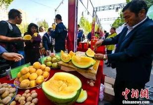 常州跳舞吃瓜视频最新,围观群众吃瓜不停，一幕幕欢乐瞬间引网友热议