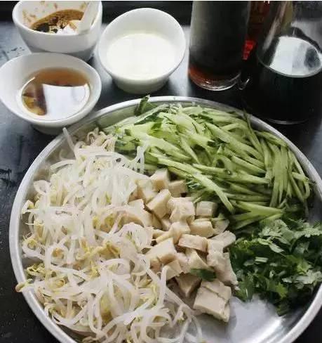 小呆瓜吃凉皮好吗视频,体验夏日清凉美食之旅