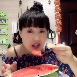 一个大姐吃瓜的搞笑视频,搞笑视频引网友爆笑