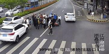 车祸吃瓜被撞视频真实图片,吃瓜群众意外目睹惨烈瞬间