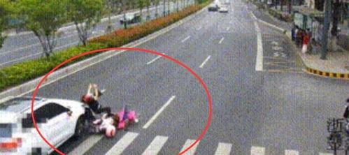 车祸吃瓜被撞视频真实图片,吃瓜群众意外目睹惨烈瞬间