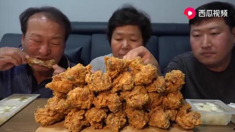 高考一家人吃瓜视频,一家人吃瓜视频背后的温馨故事