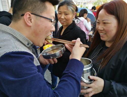 高考一家人吃瓜视频,一家人吃瓜视频背后的温馨故事