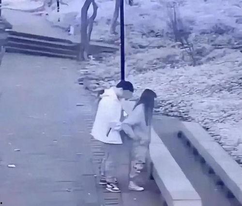 小情侣深夜公园吃瓜视频,小情侣吃瓜视频走红网络