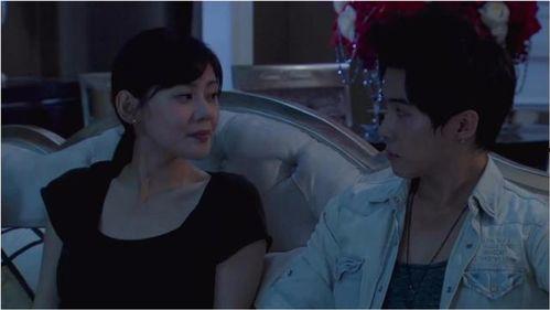 小情侣深夜公园吃瓜视频,小情侣吃瓜视频走红网络