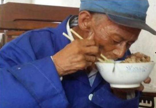 大爷吃瓜笑掉牙视频,欢乐瞬间引网友热议