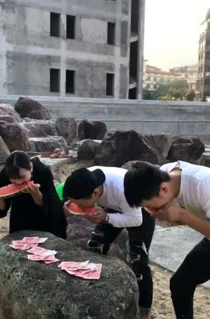 男子爬树吃瓜视频大全,趣味横生瞬间集锦