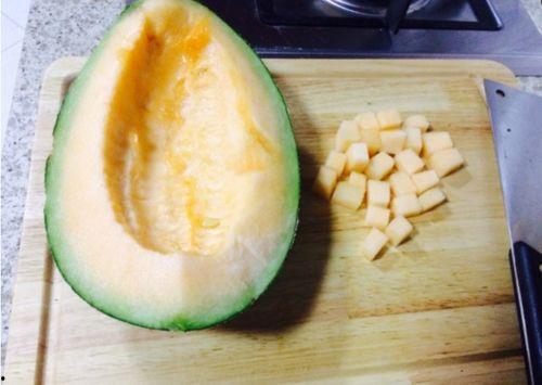 吃哈密瓜蘸麻酱好吗视频,哈密瓜搭配麻酱的独特风味体验